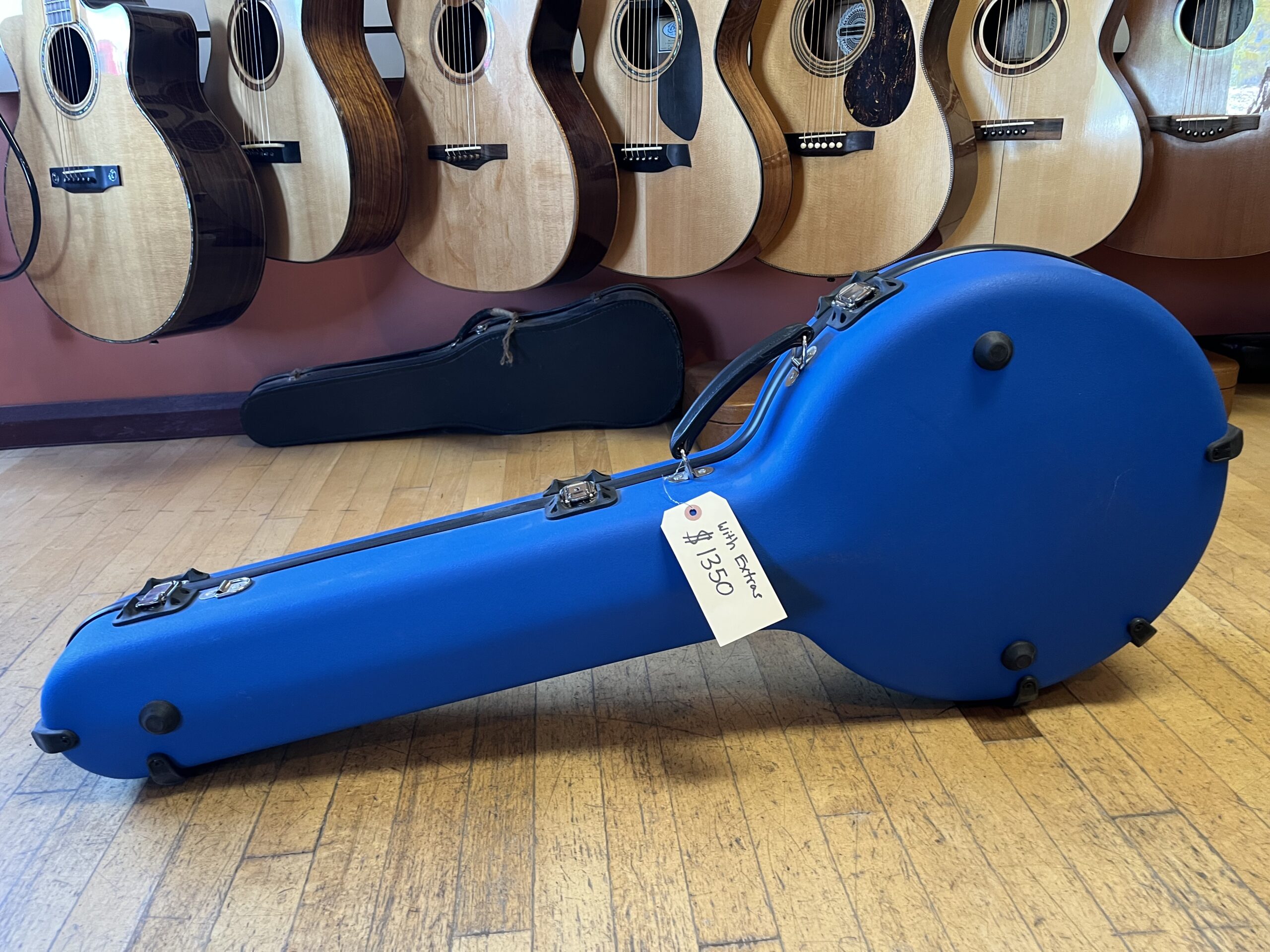 Barely used Calton deluxe banjo case Product